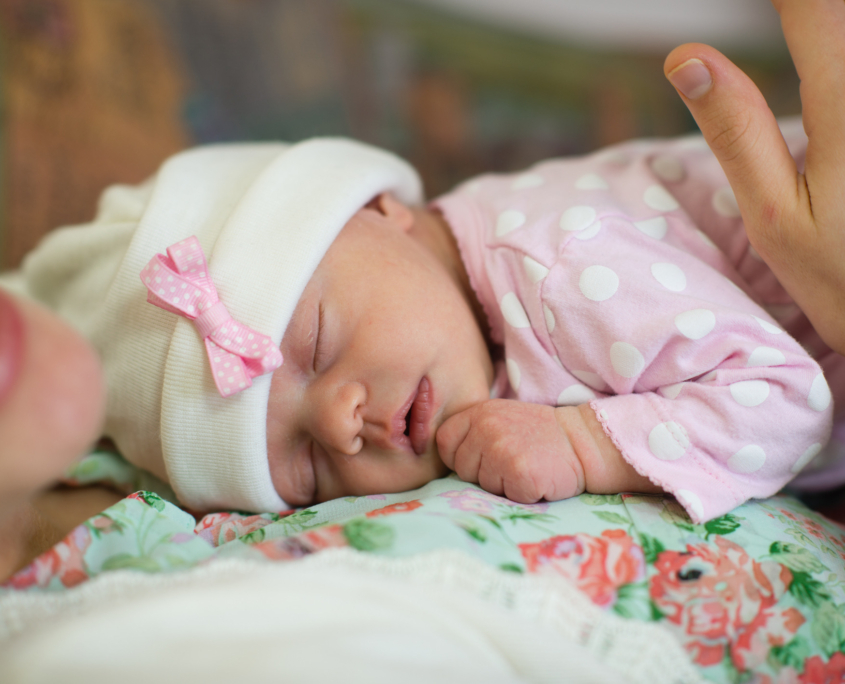 Baby schläft auf Bauch der Mutter